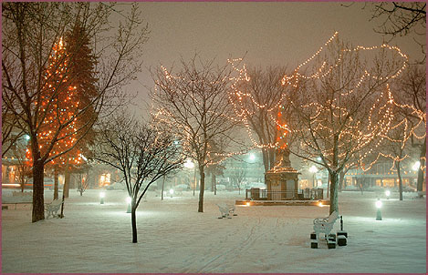 Plaza Winter, color photograph by Woody Glloway, Santa Fe, NM